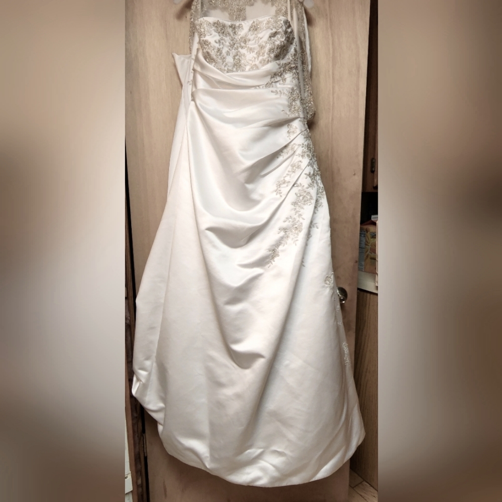 David's Bridal Beautiful Wedding Dress,  Size 12